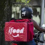 Uber e iFood negociam com governo inclusão na plataforma Celular Seguro