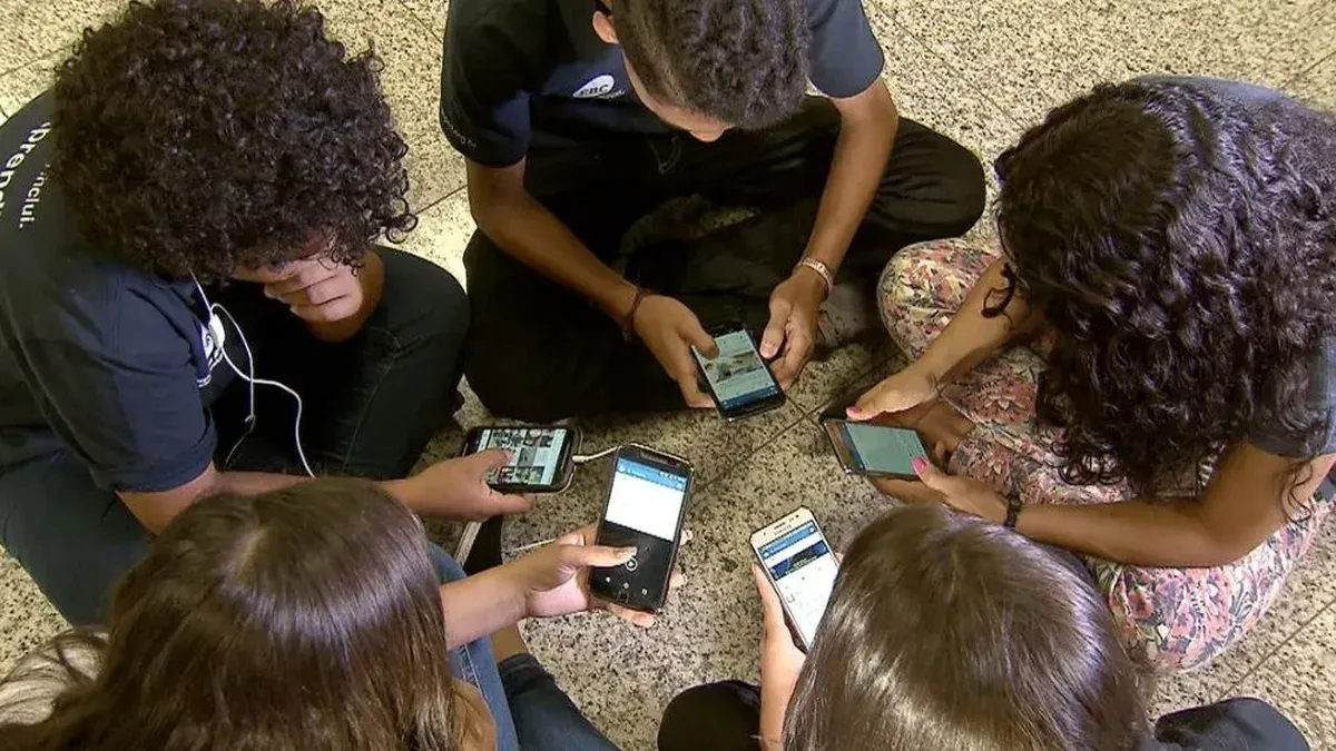 Dinamarca também proíbe celulares nas escolas, seguindo Brasil – The BRIEF