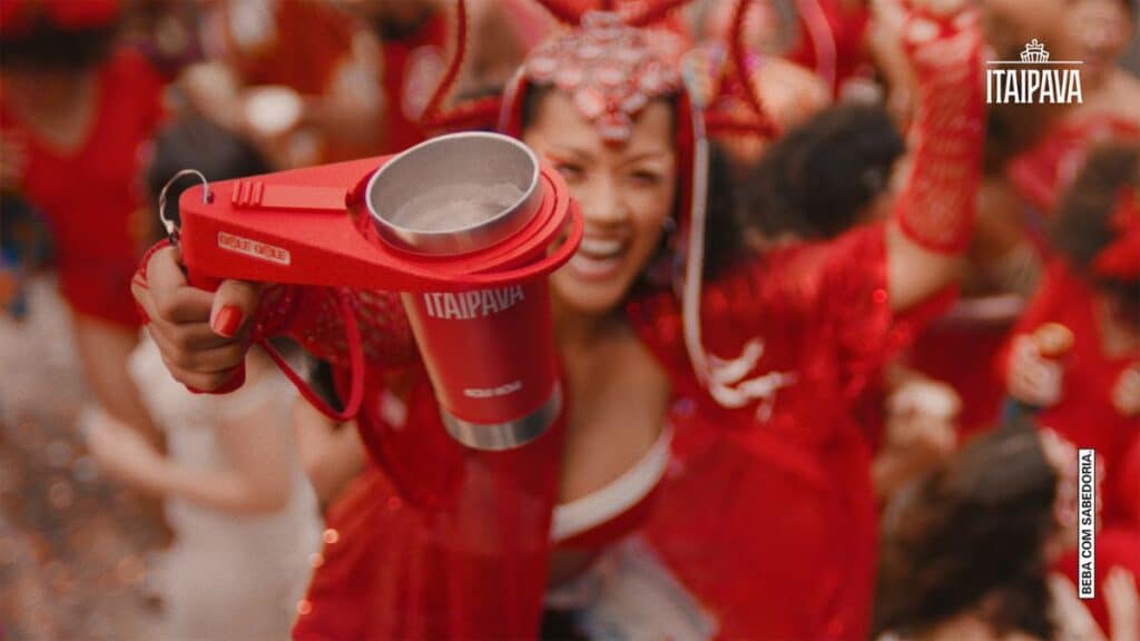 Itaipava apresenta copo com tecnologia ‘inderramável’ em campanha de Carnaval