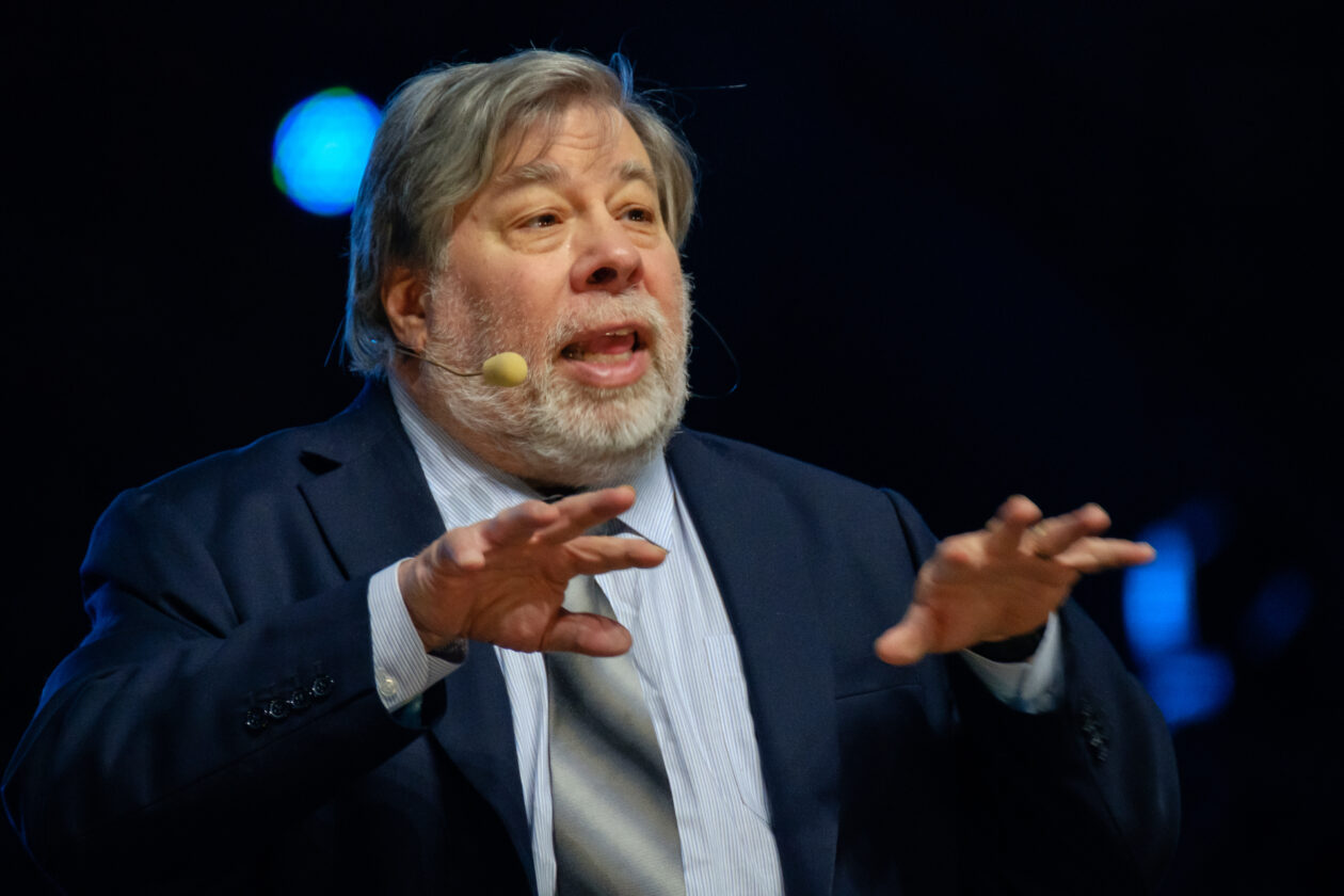 Woz critica o estreitamento de empresas com política e o uso indevido de IA