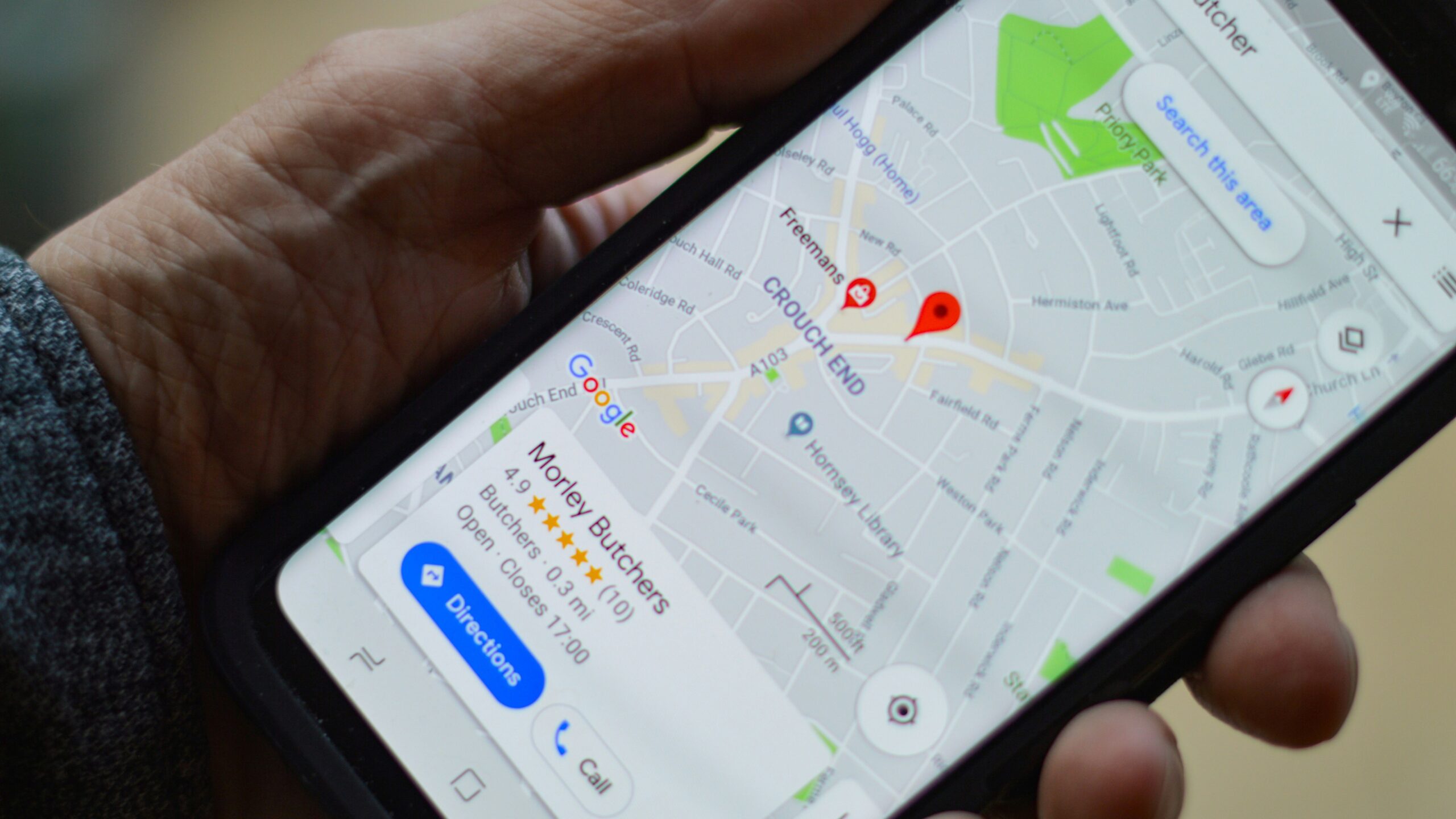 Google Maps derrubou 10 mil perfis falsos e processa rede de golpes