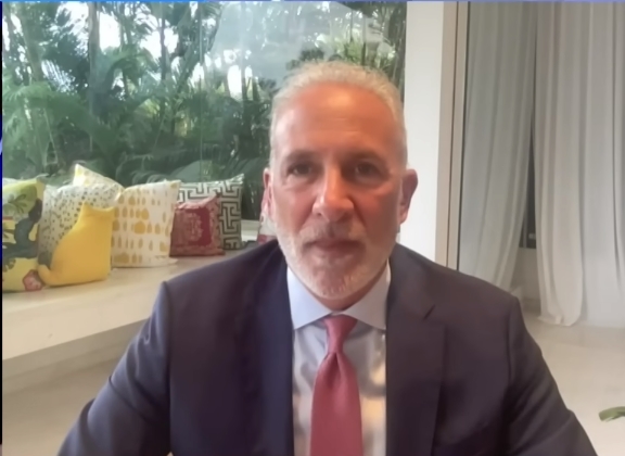 Peter Schiff debocha da XRP e ataca plano de Trump de criar reserva com Bitcoin e outras criptomoedas