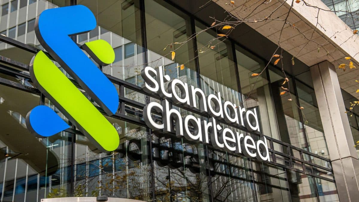 Standard Chartered rebaixa previsão de Ethereum e mantém bitcoin em alta