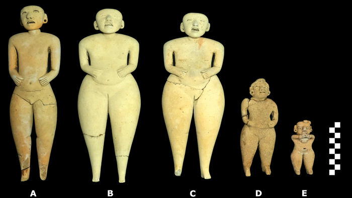 Bonecos de argila de 2.400 anos são achados no topo de pirâmide antiga