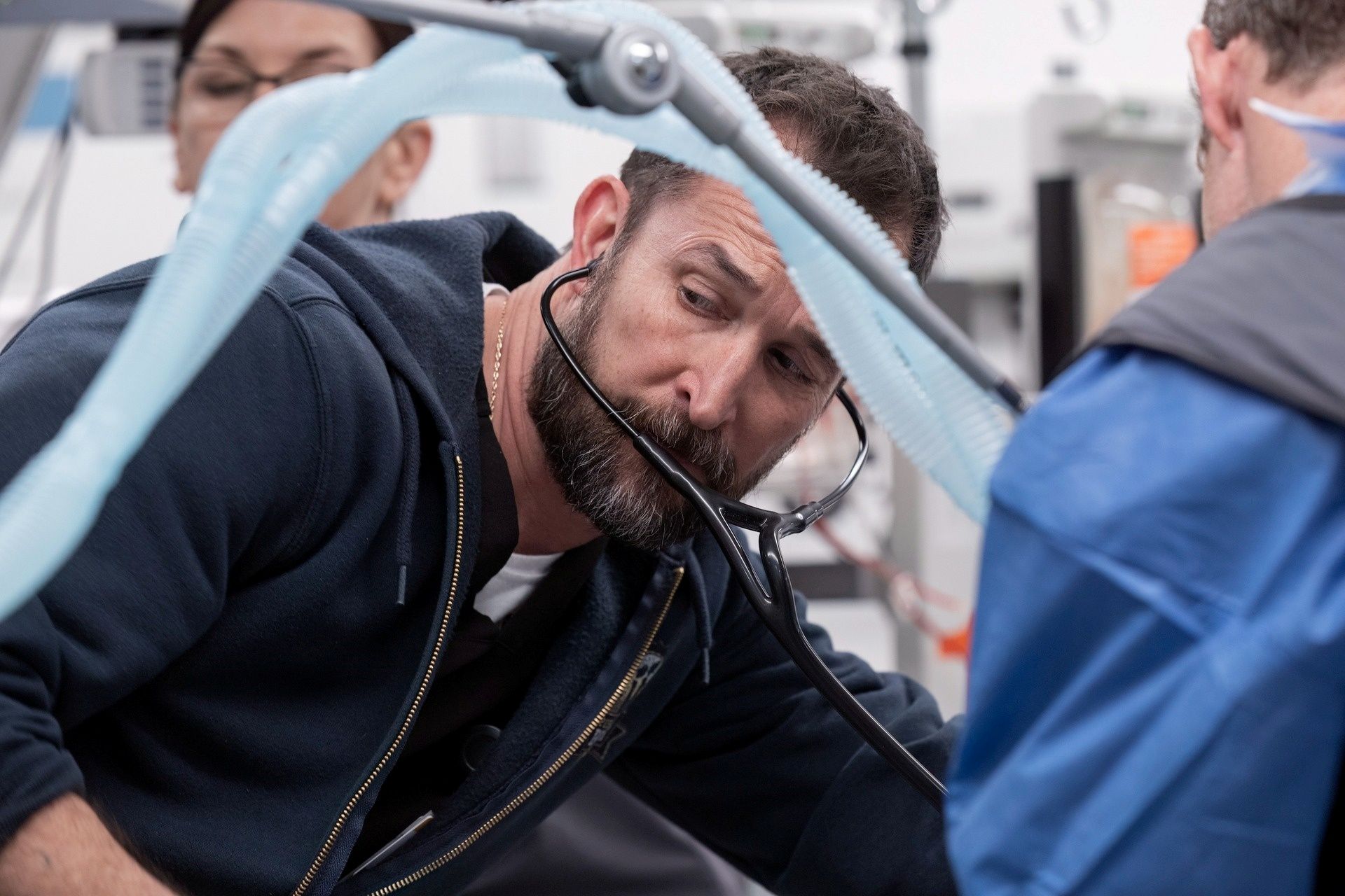 O que acontece no final de The Pitt? Entenda desfecho da série médica da Max