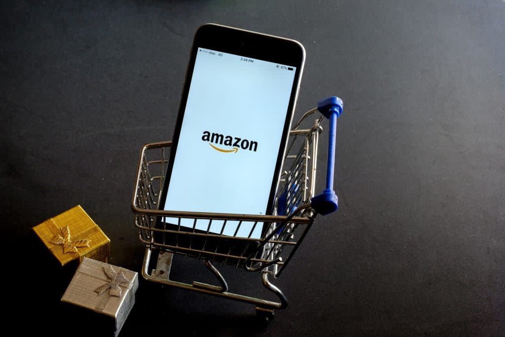 CEO da Amazon alerta: tarifas de Trump podem elevar preços para consumidores